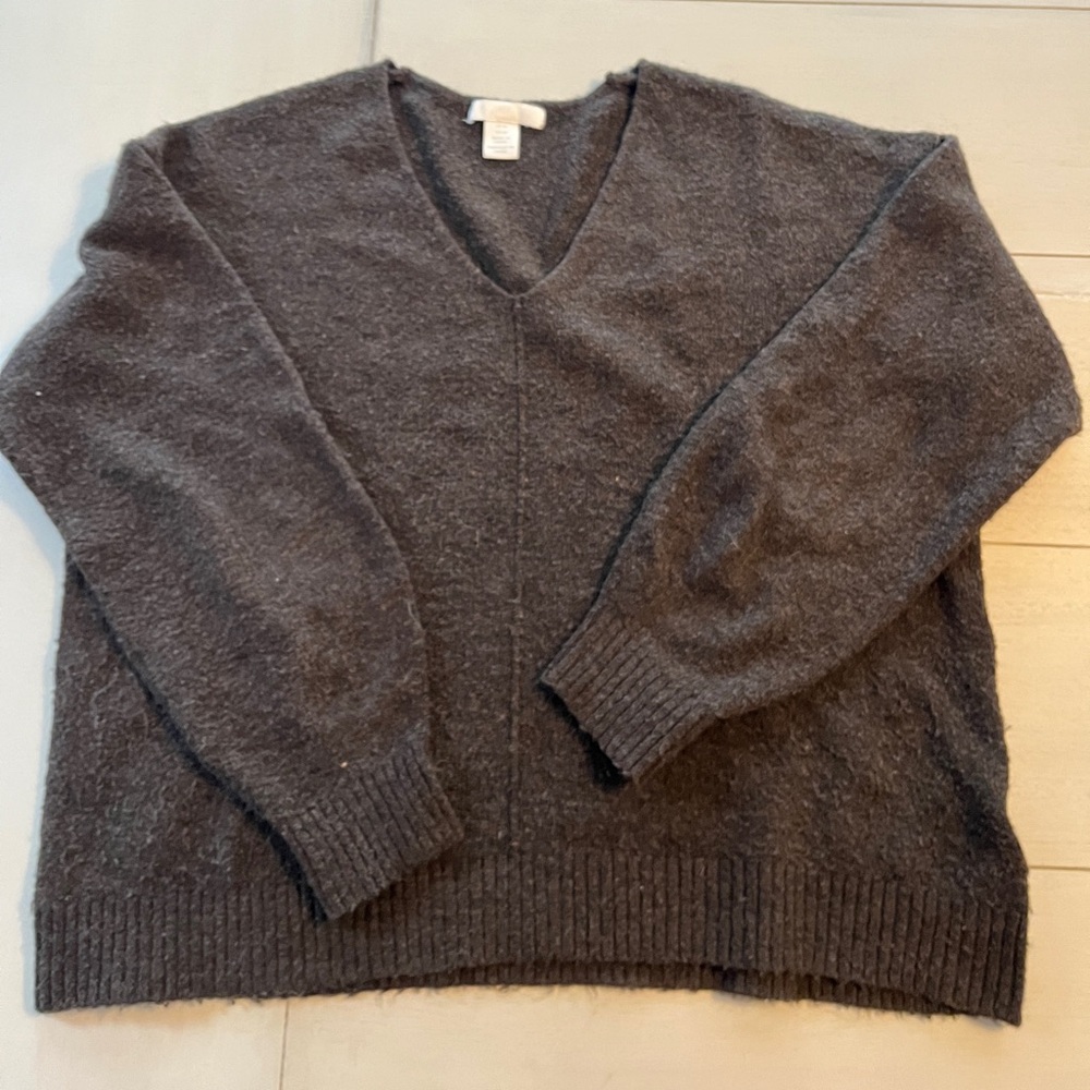 Cute V neck sweater size Med H&M